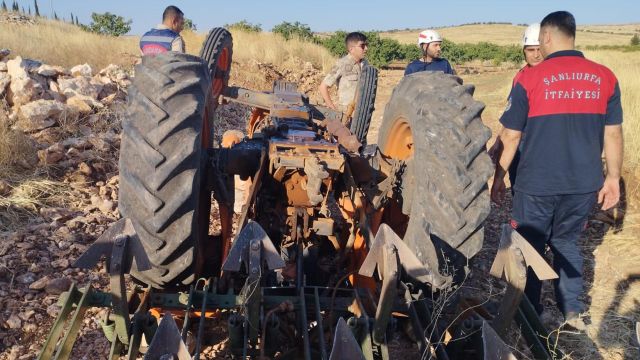 Şanlıurfa’da takla atan sürücü traktör altında kaldı!