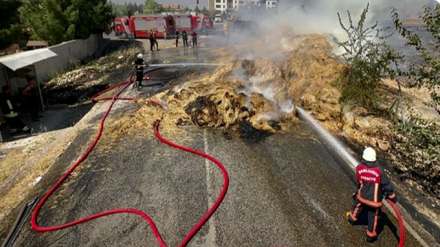 Urfa’da saman yüklü tır alevlere teslim oldu!