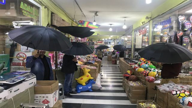 Urfa Esnafından Şemsiyeli Protesto