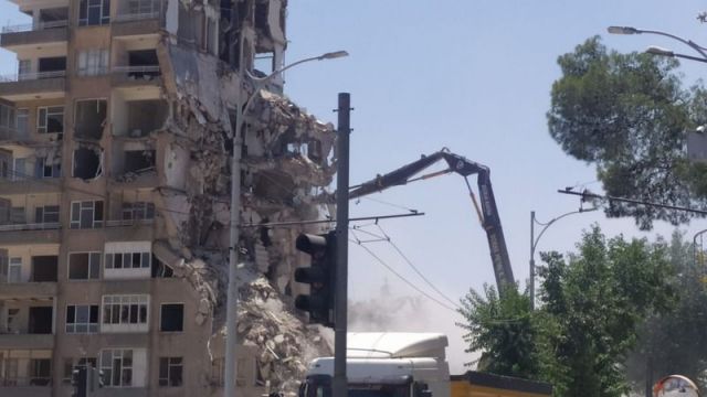 Urfa’da Stad Apartmanı’nın yıkımı sürüyor!