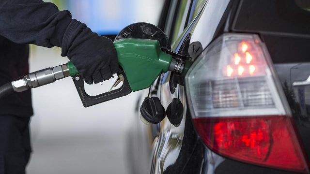 Benzine beklenen zam geldi