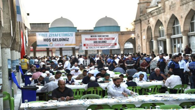 Haliliye Belediyesi Mevlid-i Nebi Haftası nedeniyle vatandaşlara tirit ikram etti