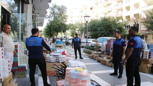 Kaldırımları işgal eden esnaflar denetim edildi