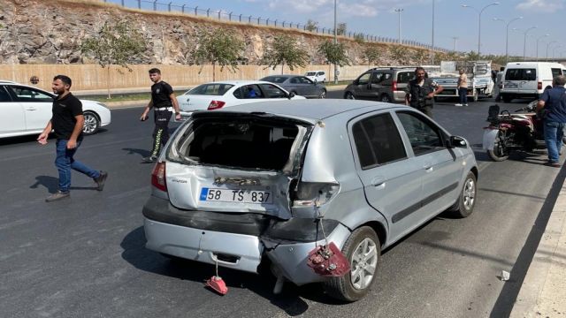 Karaköprü’de kaza yapan vatandaşlara Başkan Beyazgül yardım etti