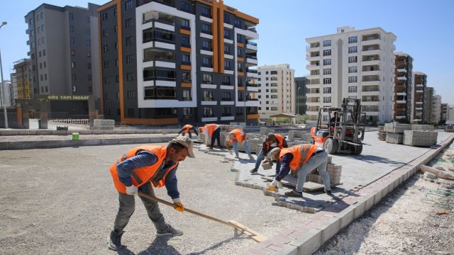 Karakörü’de çalışmaları tamamlanan yollara taş döşemesi yapılıyor