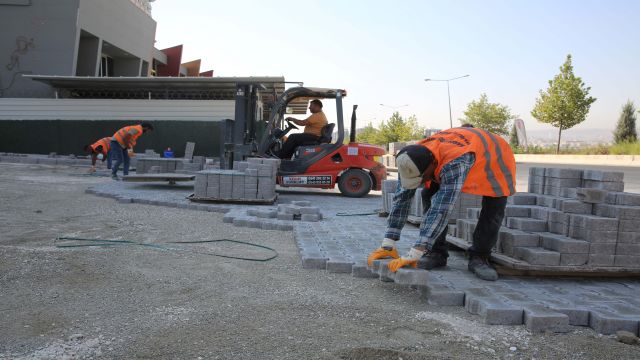 Mehmetçik mahallesinde yeni yollara parke taşı döşeniyor