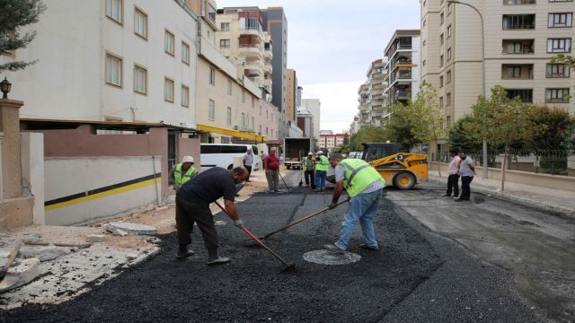 Akpiyar yolları sıcak asfaltla onarılıyor