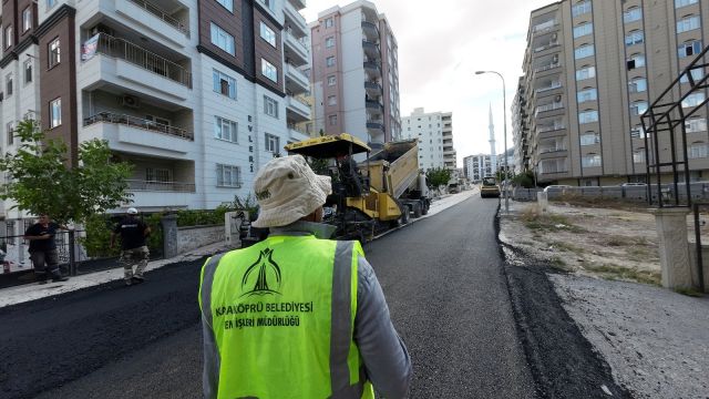 Karaköprü’de asfalt yenileme çalışmaları sürüyor