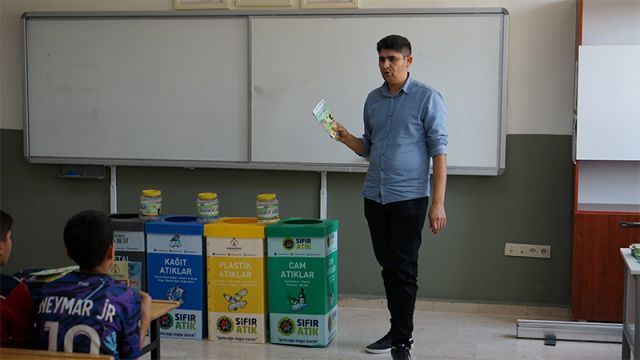 Kırsaldaki öğrencilere geri dönüşüm eğitimi veriliyor