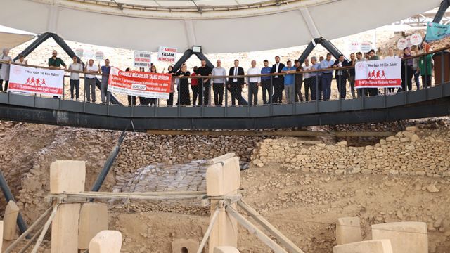 Sağlık çalışanları Göbeklitepe’ye yürüdü