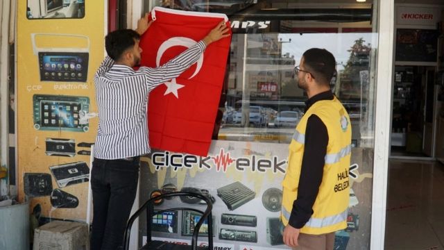 Şanlıurfa’da iş yerleri bayraklar donatıldı