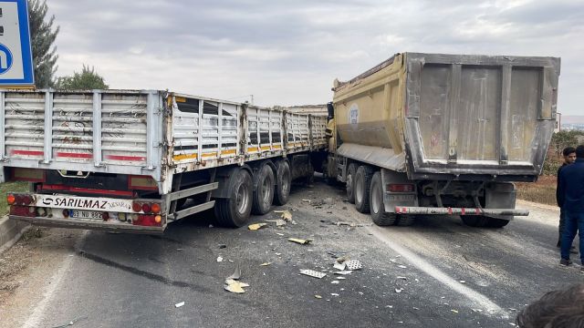 Şanlıurfa’da tır ve kamyon çarpıştı