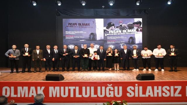 ‘İnsan Olmak Mutluluğu Paylaşmaktır’ film galasına yoğun ilgi gösterildi