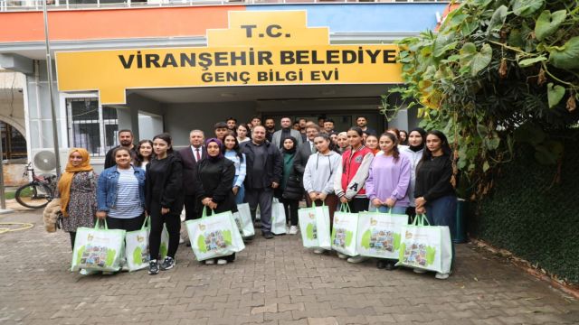 Viranşehir’de öğrencilere kitap seti dağıtıldı