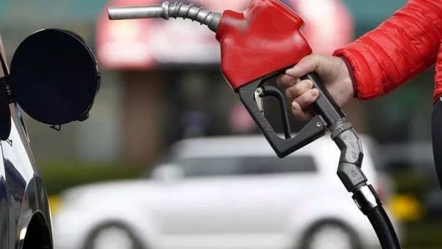 Benzine beklenen zam geldi