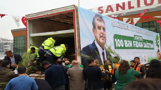 Büyükşehir Belediyesi, fuarda 100 bin fidan dağıttı