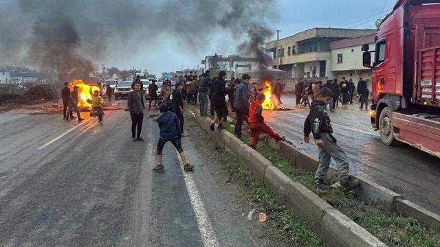 Mahalleli yolları kapatıp eylem yaptı