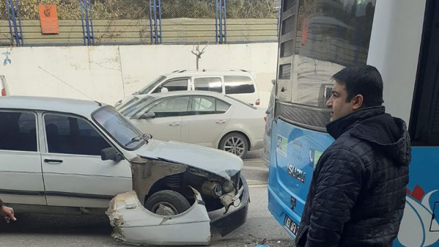 Şanlıurfa’da bir araç belediye otobüsüne çarptı