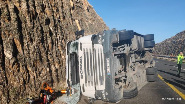 Şanlıurfa’da devrilen tırın sürücüsü hayatını kaybetti!