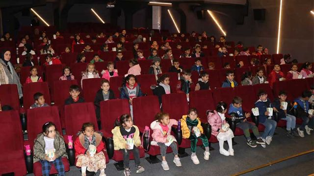 Dijital sinema salonu minik ziyaretçileri ağırladı