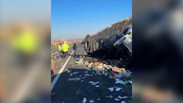 Şanlıurfa yolunda tır devrildi, sürücü yaralandı