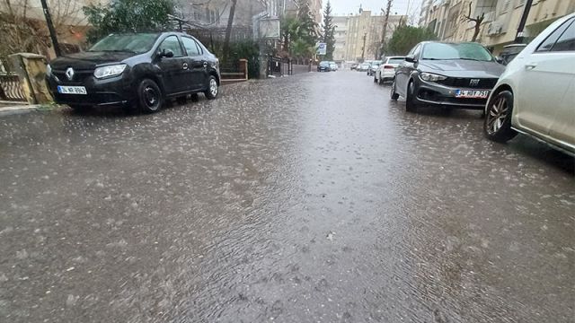 Şanlıurfa’da sağanak ve dolu yağışı etkili oldu