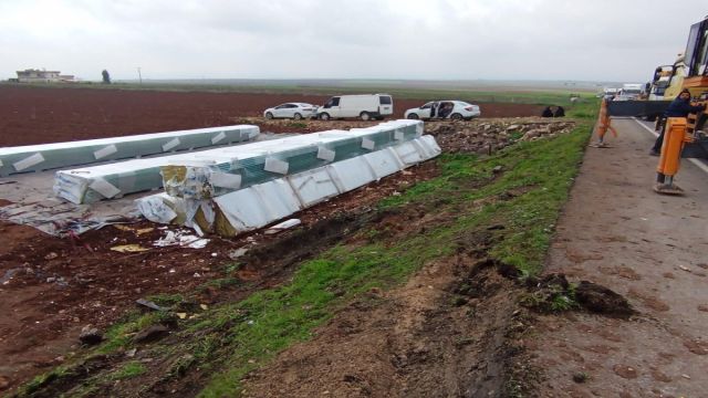 Şanlıurfa’daki ölüm yolunda kamyon şarampole devrildi