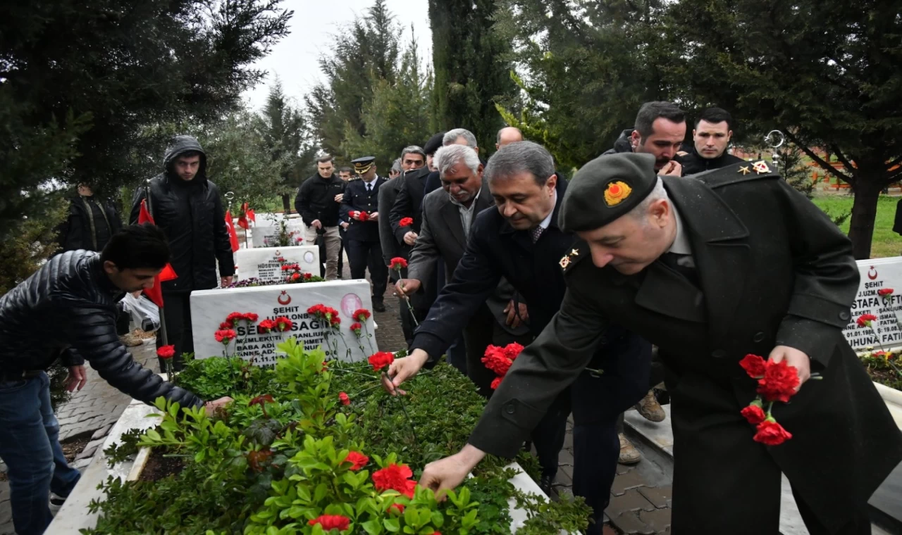 Şanlıurfa’da 18 Mart, Şehitlikte anıldı