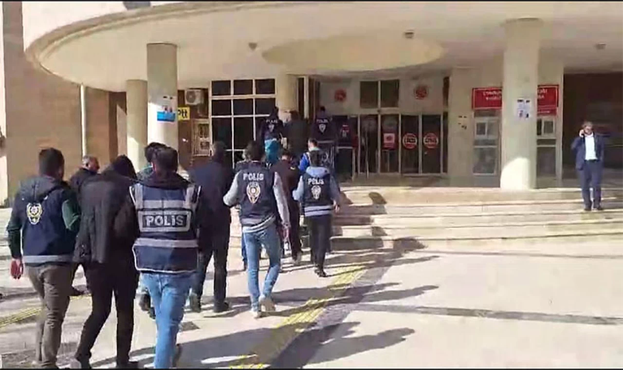 Şanlıurfa’da kamu görevlisi süslü dolandırıcılık: 17 kişi tutuklandı