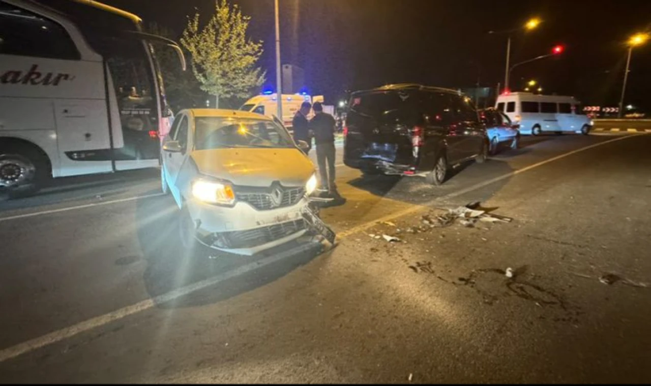 Diyarbakır Yolu'nda Zincirleme Trafik Kazası: 4 Yaralı