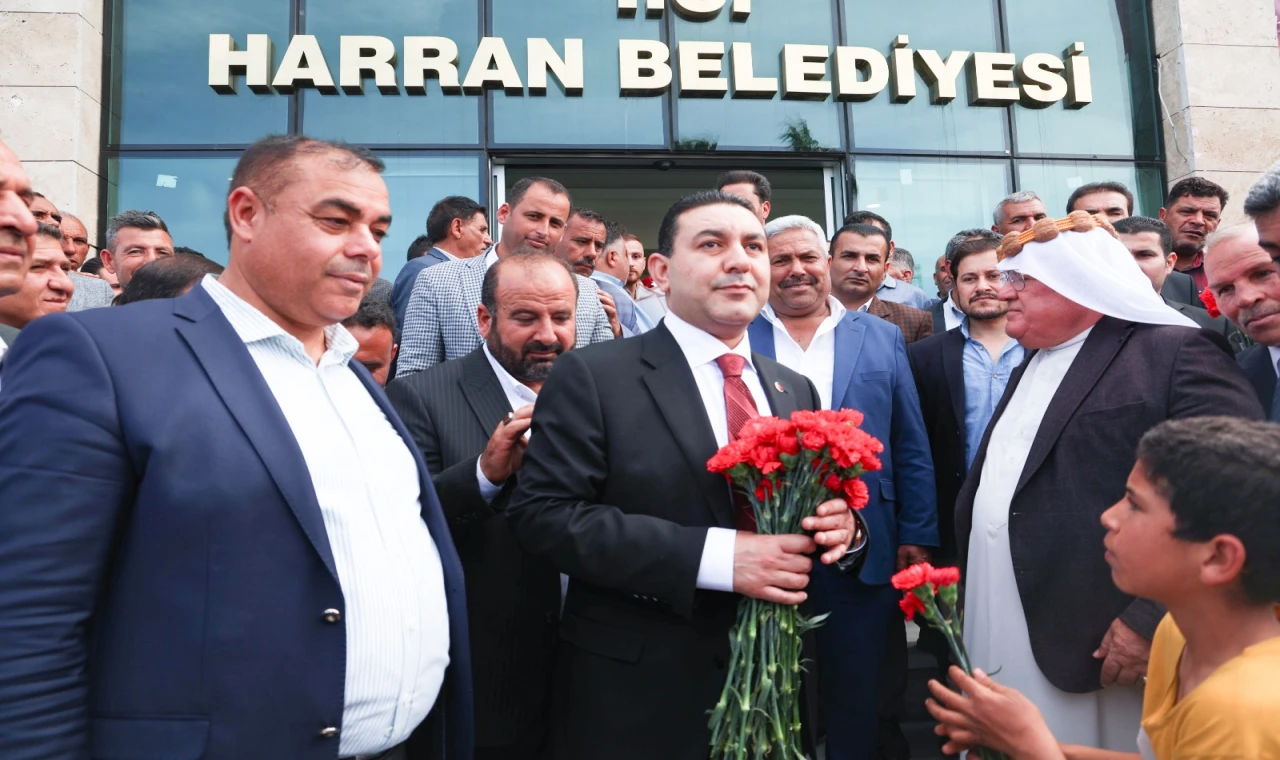 Mahmut Özyavuz mazbatasını alarak tekrar göreve başladı