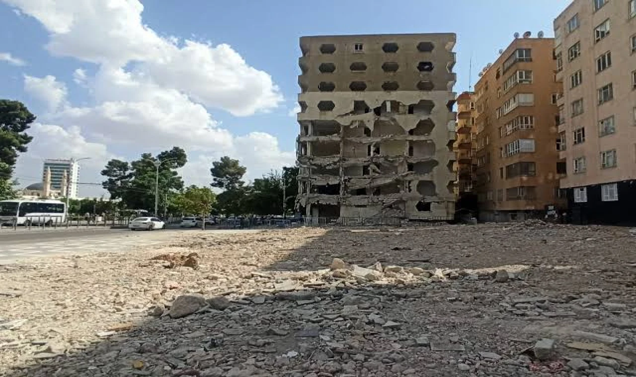 Şanlıurfa'da Hasarlı Binaların Yıkımı Devam Ediyor