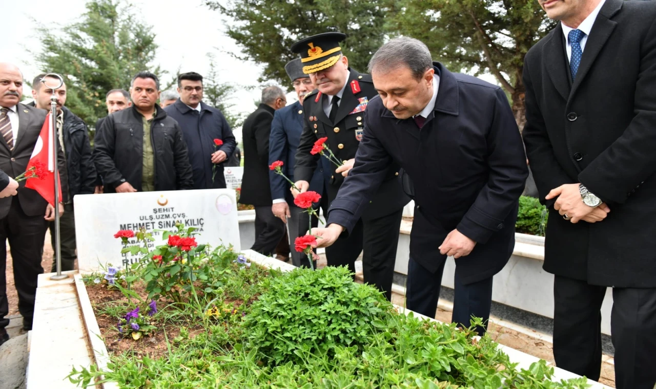 Şanlıurfa valisinden şehitlik ziyareti!