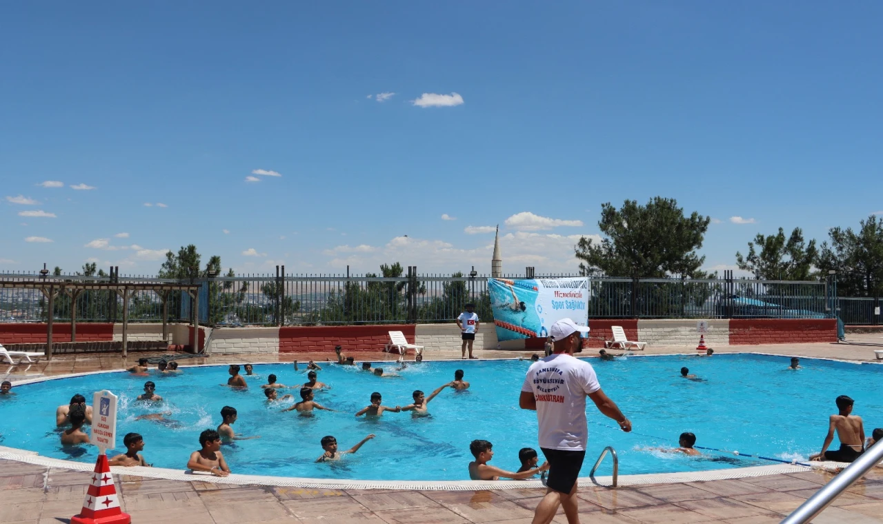 Çocuklar Büyükşehir’in Havuzlarında Serinliyor!