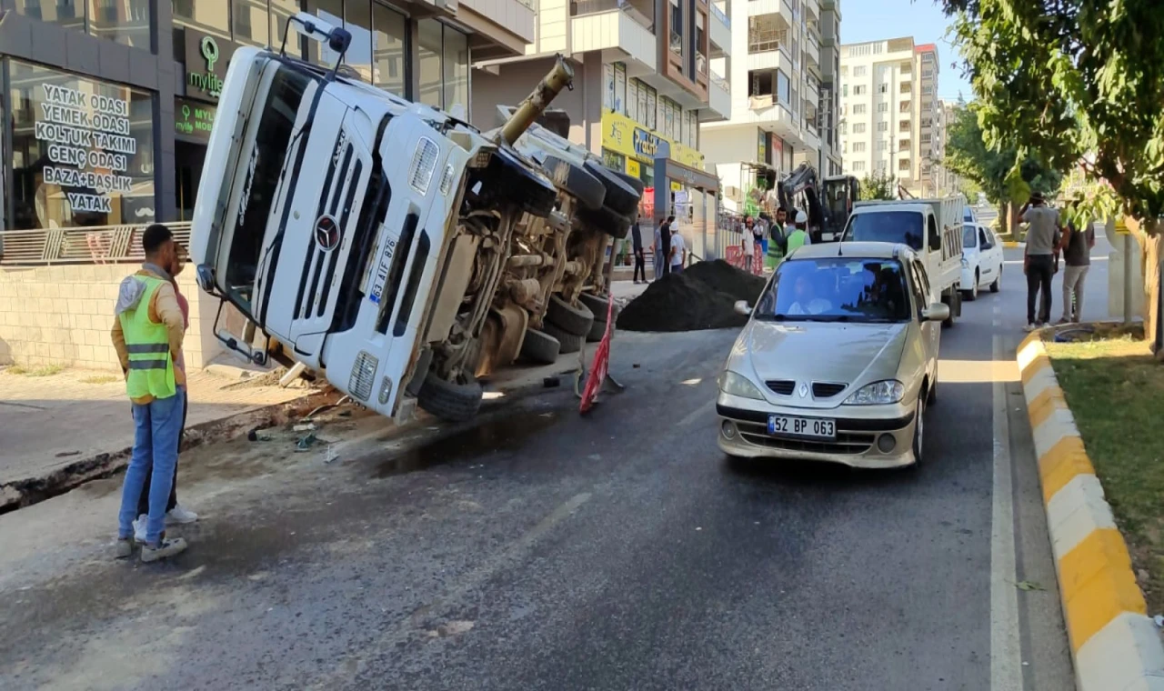 Şanlıurfa'da tır devrildi! 1 yaralı