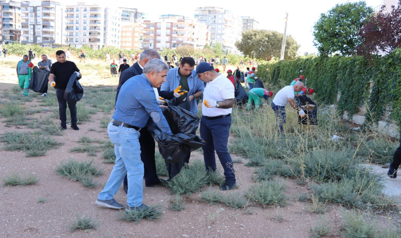 Karaköprü'de 'kirletmemek medeniyettir' kampanyasıyla mahalleler temizleniyor