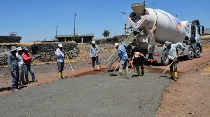 Kırsal mahalleler beton yollarla örülüyor