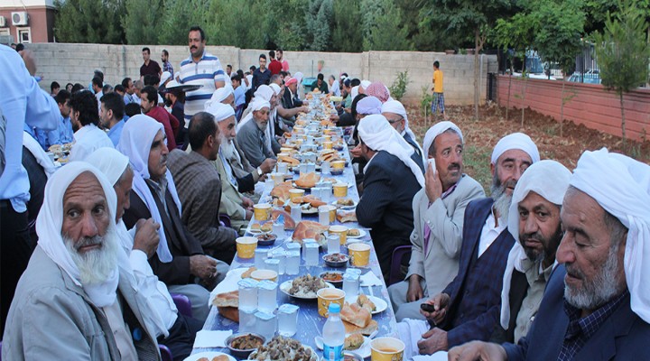 Viranşehir'de ihtiyaç sahibi aileler iftarda buluştu