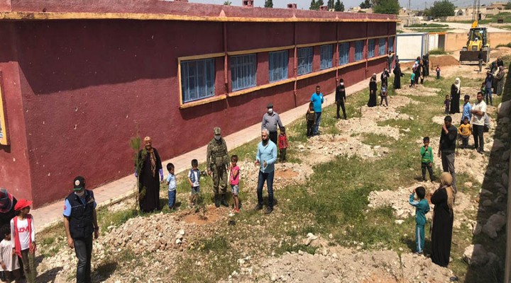 Çocuklar Tel Abyad'da fidan dikti