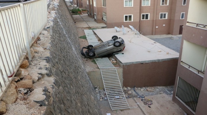 Urfa'da otomobil evin üstüne düştü: 1 yaralı