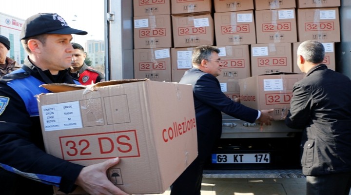 Polislerden Haleplilere giyim yardımı