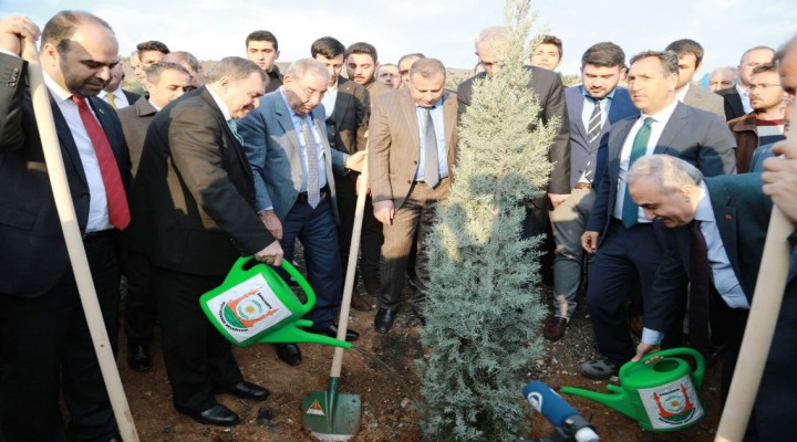 Bakanlar, Büyükşehir'in kampanyasında ağaç dikti.