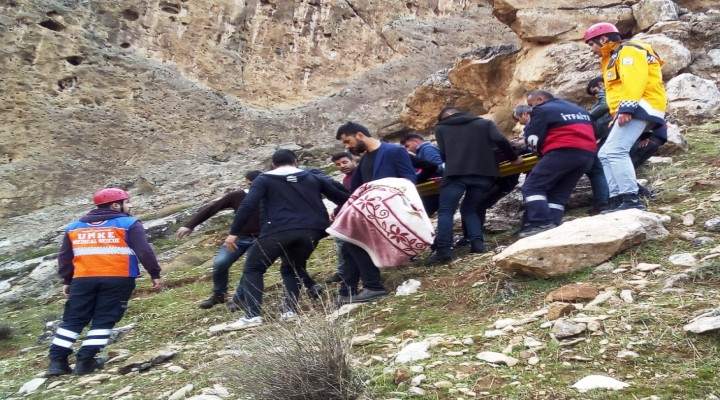 Öz çekim yapmak için çıktığı kayalıklardan düştü