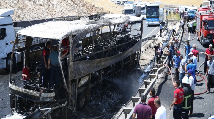 Viranşehir'de bir otobüs alev aldı...