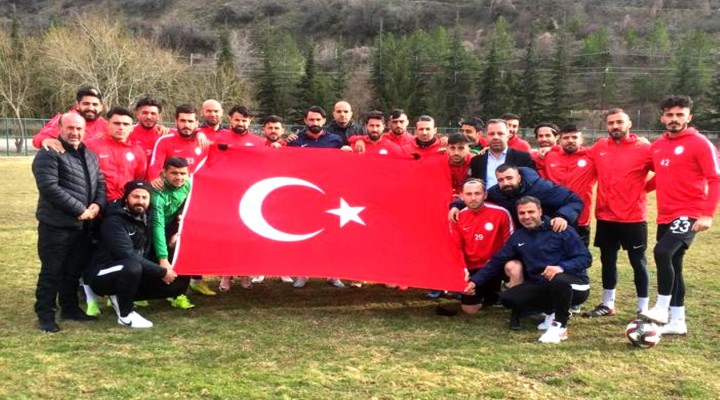 Karaköprü Belediyespor'da futbolcular Türk Bayrağı açtı