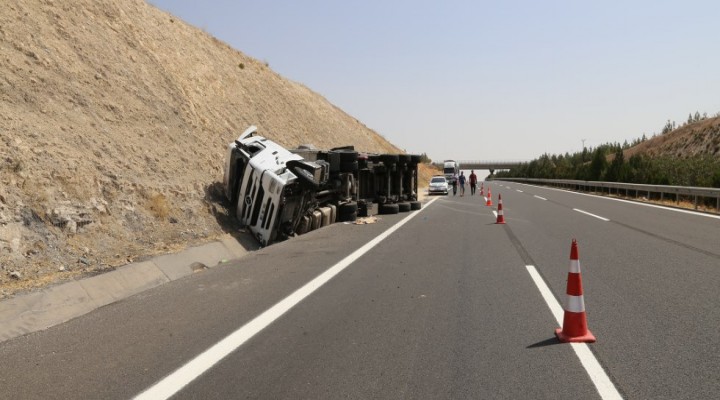 Şanlıurfa'da tır devrildi: 1 yaralı