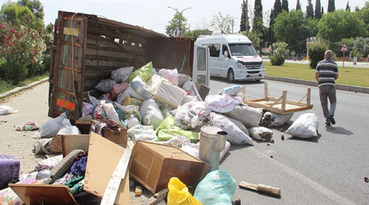 Seyir halinde şaftı kırılan kamyon dehşet saçtı!