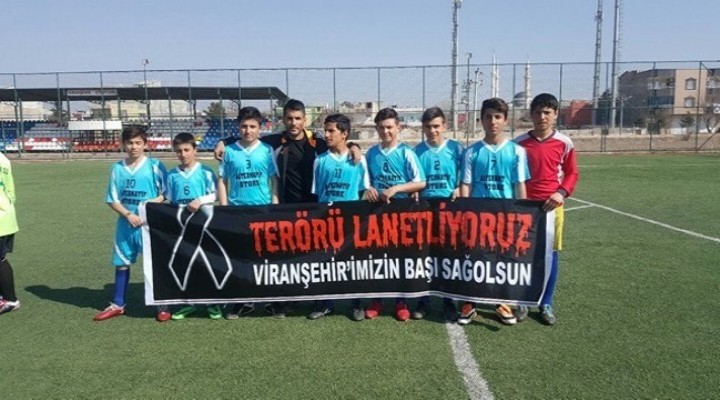 Futbolculardan teröre lanet pankartı