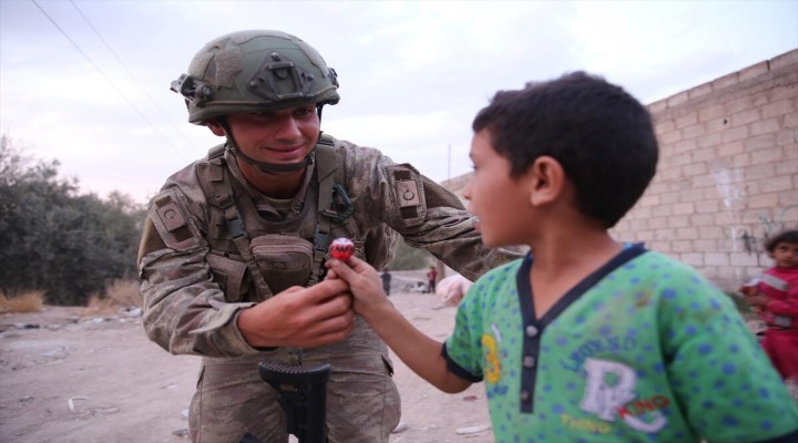 Tel Halaf'ta Mehmetçik çocuklar ile buluştu