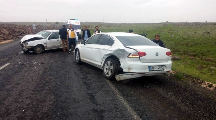 Hatalı sollama kazaya neden oldu: 3 yaralı